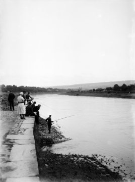 Angler an der Weser bei Corvey
