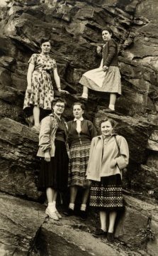 Junge Damenclique am Kaiser-Wilhelm-Denkmal, Porta Westfalica - Gruppenaufnahme in der Steilwand. Undatiert.