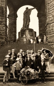 Jugendclique am Kaiser-Wilhelm-Denkmal, Porta Westfalica - Gruppenaufnahme mit Statue von Kaiser Wilhelm I. Undatiert.