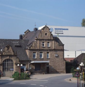 Der Bahnhof mit Produktionsgebäude der Mannesmann DEMAG Fördertechnik