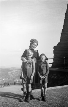 Familienausflug zum Kaiser-Wilhelm-Denkmal auf dem Wittekindsberg bei Porta Westfalica. Undatiert, um 1948?