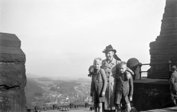 Familienausflug zum Kaiser-Wilhelm-Denkmal auf dem Wittekindsberg bei Porta Westfalica. Undatiert, um 1948?