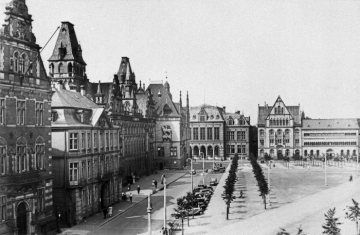 Gebäudeensemble am Domplatz: Alte Post, Landesmuseum, Universität und Bishöfliches Museum (um 1920?)