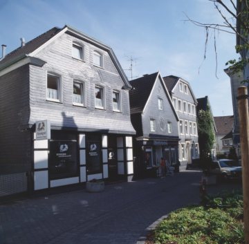 Wohn- und Geschäftsgebäude mit regionstypischen Schieferfassaden, Fußgängerzone Kirchstraße