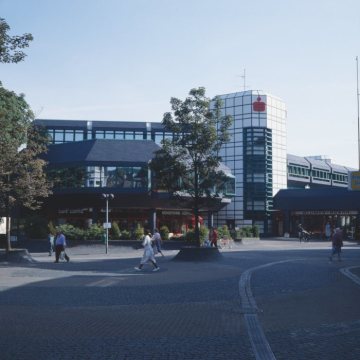 Neubaukomplex der Stadtsparkasse mit integriertem Einkaufzentrum, Kirchstraße