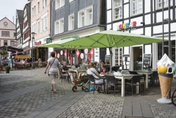 Unna-Altstadt: Geschäftsviertel am Marktplatz - dienstags und freitags mit Wochenmarkt. Juli 2016.