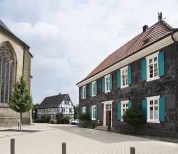 Unna-Altstadt, Ulrichswall: Schieferverkleidetes Gebäude Haus-Nr. 3, erbaut 1811 - ehemalige ev. Bürger-Gesamt-Schule. Juli 2016.