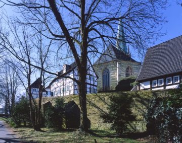Unna-Altstadt, Ostring: Historische Stadtmauer und ev. Stadtkirche - gotische Hallenkirche, erbaut 1322-1467. Ansicht 2014.