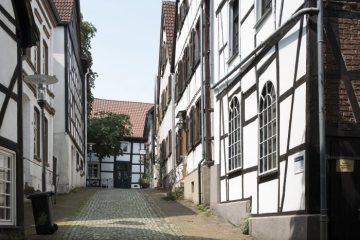 Unna-Altstadt, Voßkuhle/Güldener Trog: Fachwerkviertel mit Gastronomie-Meile. Rechts: Haus Güldener Trog 8, Gaststätte seit 1824. Juli 2016.