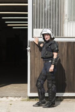 Polizistin der Landesreiterstaffel NRW Dortmund in ihrer 20 Kilo schweren Körperschutzmontur für Großeinsätze. Juni 2018.