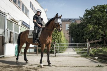 Polizistin der Landesreiterstaffel NRW Dortmund in ihrer 20 Kilo schweren Körperschutzmontur für Großeinsätze. Juni 2018.