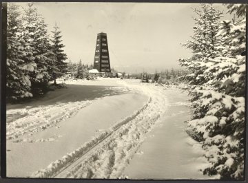 Oberhundem (Gemeinde Kirchhundem), Blick zum 1932 erbauten Rhein-Weser-Turm im Schnee, undatiert
