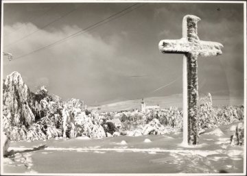 Sauerland (Ort unbekannt), Bildstock im Schnee, undatiert