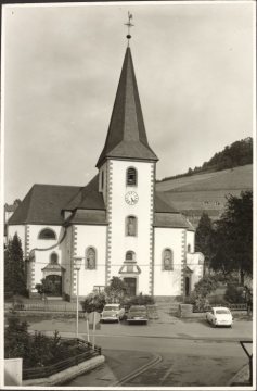 Die katholische Pfarrkirche St.-Cosmas-und-Damian in Bödefeld (Gemeinde Schmallenberg), undatiert (1960er Jahre?)
