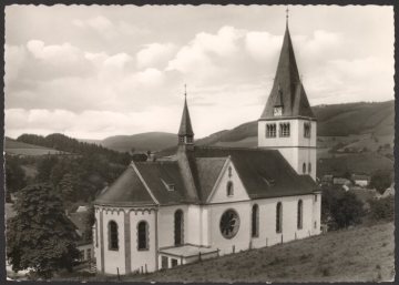 Die katholische Pfarrkirche St.-Antonius-Einsiedler in Fleckenberg (Gemeinde Schmallenberg)