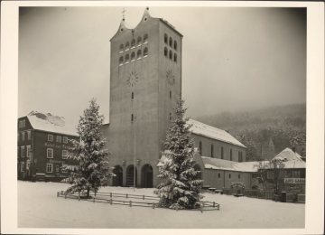 Bad Fredeburg (Gemeinde Schmallenberg), die St.-Georg-Kirche im Schnee, 1923 bis 1933 erbaut