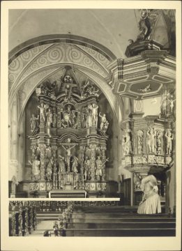Körbecke (Gemeinde Möhnesee), Innenansicht der St.-Pankratius-Kirche mit dem Altar und der Kanzel von Meister Stütting, undatiert