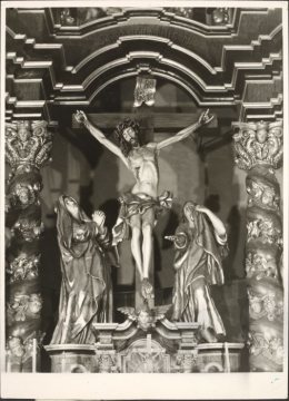 Die St.-Pankratius-Kirche in Körbecke (Gemeinde Möhnesee): Kreuzigungsgruppe aus dem Altar von Meister Stütting (1717 - 1719)