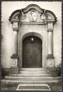 Das Portal der St.-Hubertus-Kirche in Nordenau (Gemeinde Schmallenberg), undatiert