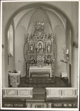 Der Altarraum der St.-Hubertus-Kirche in Nordenau (Gemeinde Schmallenberg)