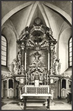 Der Altarraum der katholischen Pfarrkirche St.-Gertrudis in Oberkirchen (Gemeinde Schmallenberg)