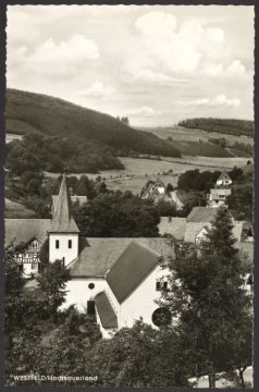 Blick auf die 1956 erweiterte St.-Blasius-Kirche in Westfeld (Gemeinde Schmallenberg), undatiert (1960er Jahre?)