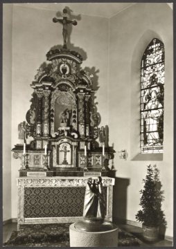 Barockaltar und Taufstein der St.-Blasius-Kirche in Westfeld (Gemeinde Schmallenberg)