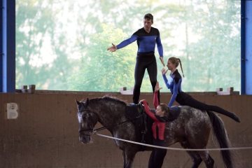 Akrobatik zur Pferde: Voltigiergruppe trainiert für eine Kür in StarTrek-Kostümen. Lemgo, 2019.
