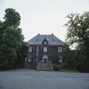 Das ehemalige Rittergut Haus Rocholz, Frontansicht: 1696 erbaute als Wasserburg