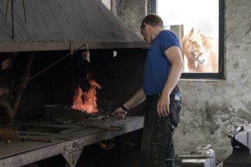 Hufschmiede Niemerg - Herstellung des Hufeisens: Der Rohling wird im offenen Feuer erhitzt. Münster, Mai 2018.