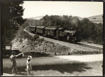 Dampflok mit Eisenbahnzug im Sauerland (Ort unbekannt), undatiert (1930er/1940er Jahre?)