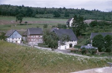 Das Dorf Hanemicke südlich des Erbscheid; in der Mitte das Geburtshaus Franz Hitzes. Im Zuge des Baus der Biggetalsperre 1957-1965 entstand in unmittelbarer Nähe der umgesiedelte Ort Sondern neu.
