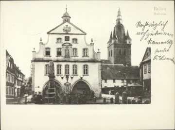 Das Briloner Rathaus, daneben die Propsteikirche St.-Petrus-und-Andreas, undatiert (um 1900?)