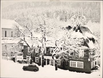 Das verschneite Hotel "Fredeburger Hof" in Bad Fredeburg (Gemeinde Schmallenberg), undatiert (1930er/1940er Jahre?)