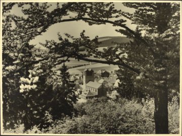 Blick auf die St.-Georg-Kirche in Bad Fredeburg (Gemeinde Schmallenberg), 1913 bis 1933 erbaut, undatiert (1930er/1940er Jahre?)