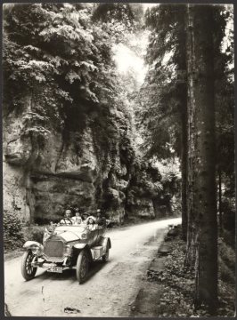 Ausflug mit dem Automobil, Sauerland (Ort unbekannt), undatiert (1910er/1920er Jahre?)