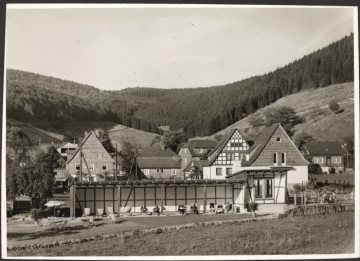 Sonnenterrasse am Freibad Oberkirchen (Gemeinde Schmallenberg), um 1955