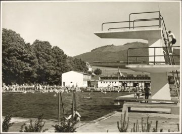 Badebetrieb im Freibad Olsberg, undatiert (1950er Jahre?)