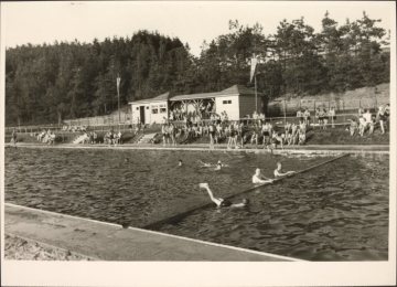 Badebetrieb im Freibad Rüthen, undatiert (1930er/1940er Jahre?)