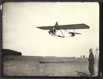 Segelflug bei Schüren (Gemeinde Meschede), undatiert (1920er/1930er Jahre?)