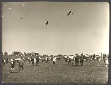Flugtag am 5. Juni 1933 in Schüren (Gemeinde Meschede): Bild vom Flugplatz