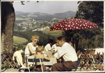 Sonntagsausflug - Gartenwirtschaft mit Blick auf Winterberg, 1950er Jahre