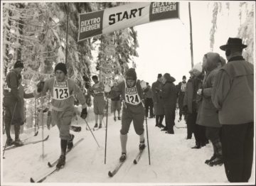 Skilanglaufrennen im Sauerland (Ort unbekannt), undatiert (1950er/1960er Jahre?)