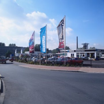 Autohaus Kurz im Gewerbegebiet Am Büchsenschütz, im Hintergrund die Henrichshütte