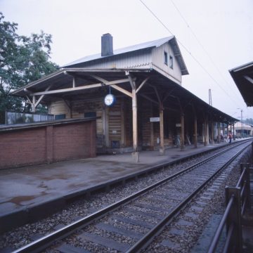 Der Bahnhof: Blick auf Bahnsteig und Gleisanlagen