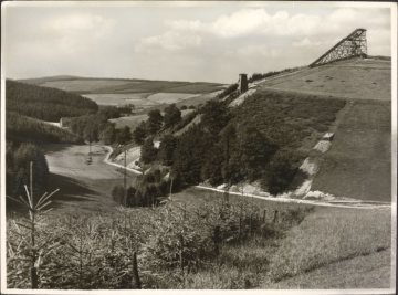 Blick zur St.-Georg-Sprungschanze in Winterberg, undatiert (1950er Jahre?)