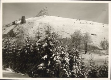 Blick zur St.-Georg-Sprungschanze in Winterberg, undatiert (1950er Jahre?)