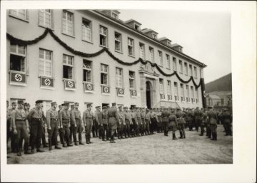 Militärisches Zeremoniell an der SA-Gruppenführerschule Westfalen in Bad Fredeburg (Gemeinde Schmallenberg), einzige SA-Gruppenführerschule Deutschlands, 1944 nach Erwitte verlegt, heute Musikbildungszentrum Südwestfalen