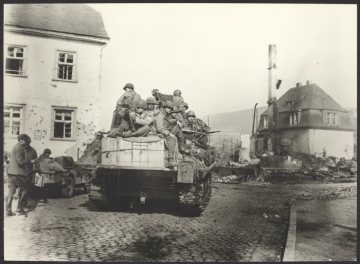 April 1945: Einzug der Amerikaner in Bad Fredeburg (Gemeinde Schmallenberg) - Amerikanische Panzer