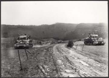 April 1945: Einzug der Amerikaner in Bad Fredeburg (Gemeinde Schmallenberg) - Amerikanische Panzer stoßen aus Sorpetal Richtung Holthausen vor